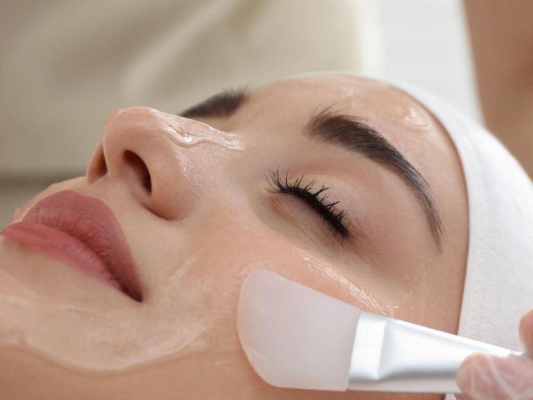 Peelings professionnels réalisés par une experte dermo-esthétique. 
